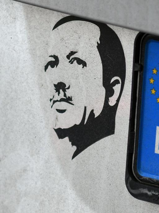 Ein Aufkleber mit dem Konterfei des türkischen Präsidenten Recep Tayyip Erdogan neben dem hinteren Kennzeichen auf einem Auto.