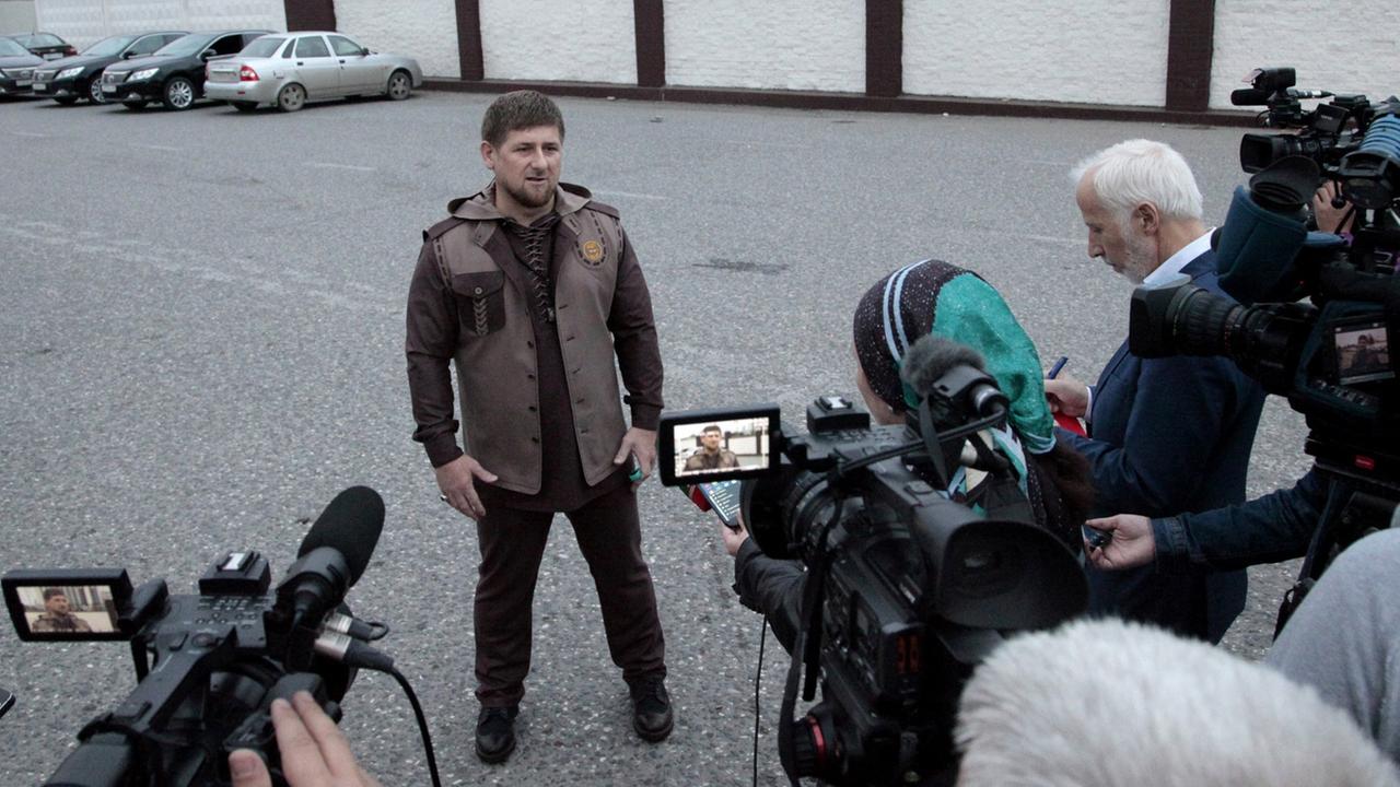 Präsident Ramzan Kadyrov spricht zu mehreren Journalisten, nachdem bei einem Selbstmordattentat in der Tschetschenischen Hauptstadt Grosny fünf Polizisten starben.   