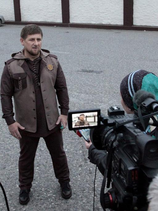 Präsident Ramzan Kadyrov spricht zu mehreren Journalisten, nachdem bei einem Selbstmordattentat in der Tschetschenischen Hauptstadt Grosny fünf Polizisten starben.