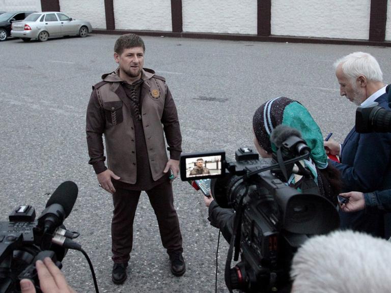 Präsident Ramzan Kadyrov spricht zu mehreren Journalisten, nachdem bei einem Selbstmordattentat in der Tschetschenischen Hauptstadt Grosny fünf Polizisten starben.