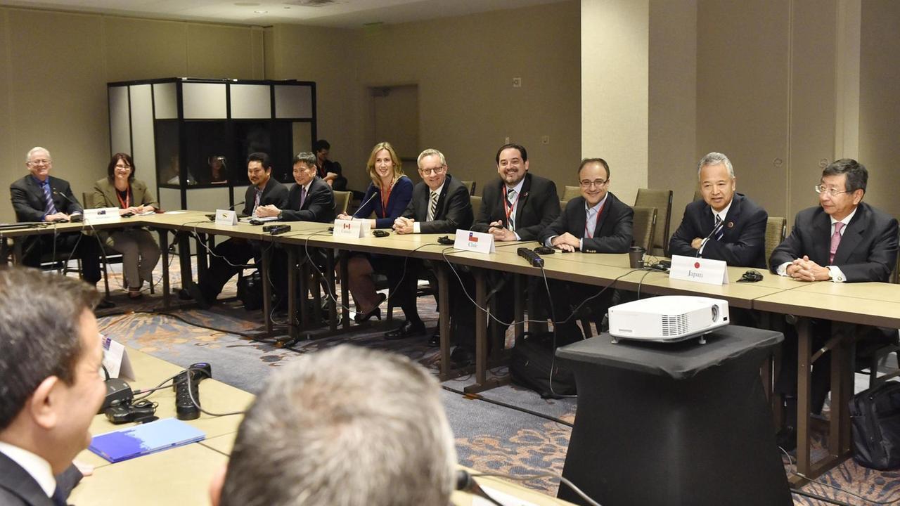 Die Vertreter der Pazifik-Anrainer sitzen in Atlanta im Jahr 2015 an einem Tisch und beraten über letzte Details des Freihandelsabkommens.