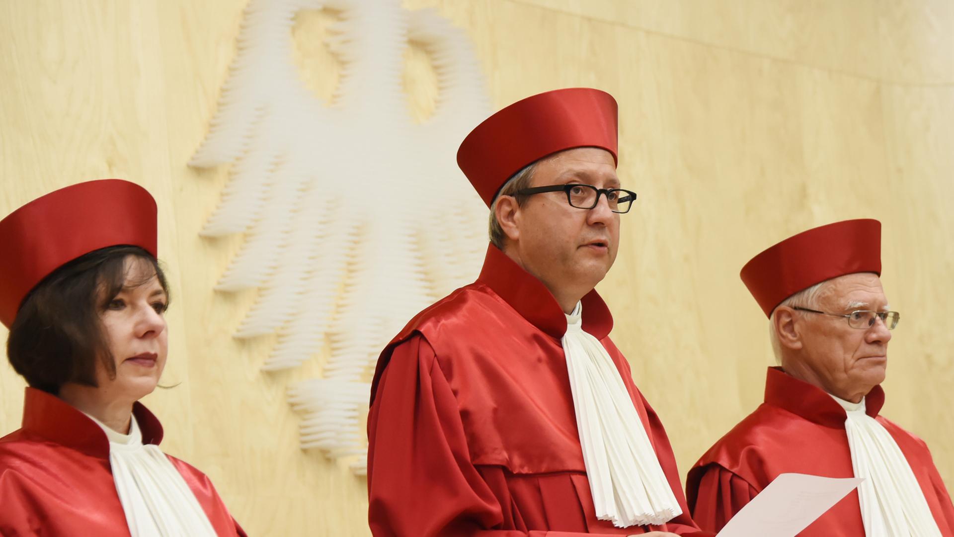 Der Zweite Senat des Bundesverfassungsgerichts in Karlsruhe (Baden-Württemberg), v.l. Sibylle Kessal-Wulf, Andreas Voßkuhle (Vorsitz) und Michael Gerhardt, verkündet am 10.06.2014 das Urteil zum Verfahren zur Wahl des Bundespräsidenten.