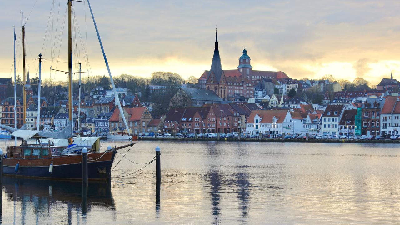 Flensburg liegt sehr malerisch an der Förde. Die alte Hafenmeile, dahinter die Marienkirche und der Museumsberg.