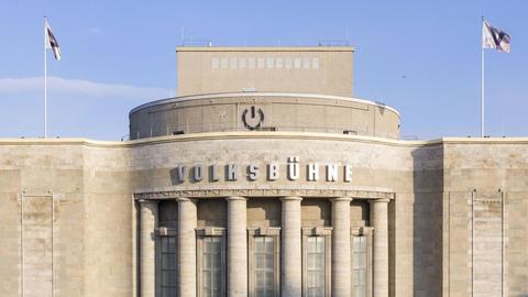 Ansicht der Volksbühne Berlin, oben am Theater ist ein großer Einschaltknopf angebracht.