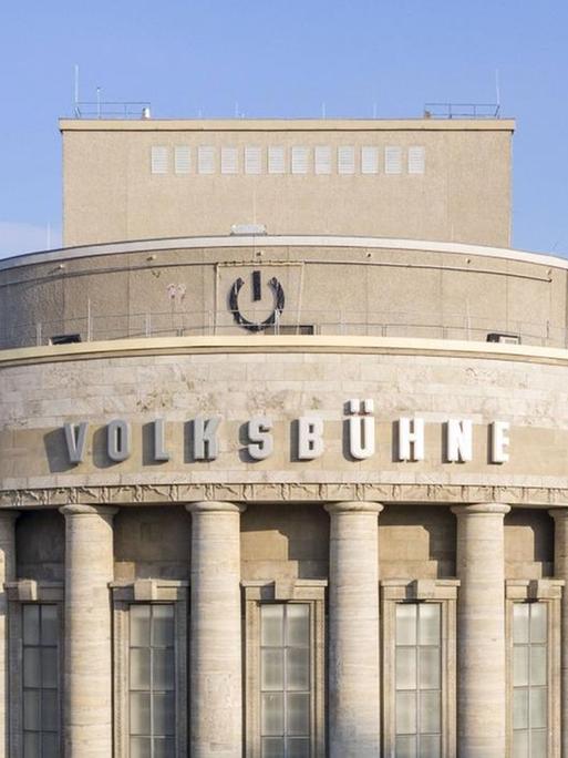 Ansicht der Volksbühne Berlin, oben am Theater ist ein großer Einschaltknopf angebracht.