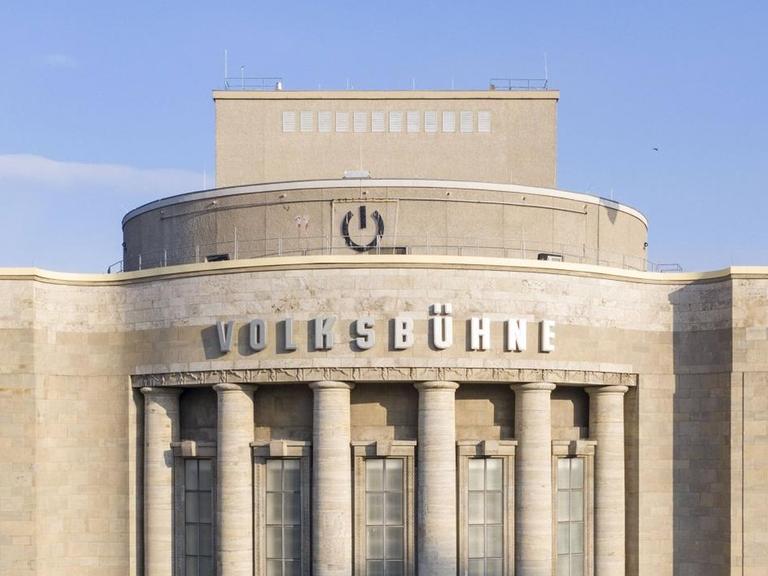 Ansicht der Volksbühne Berlin, oben am Theater ist ein großer Einschaltknopf angebracht.