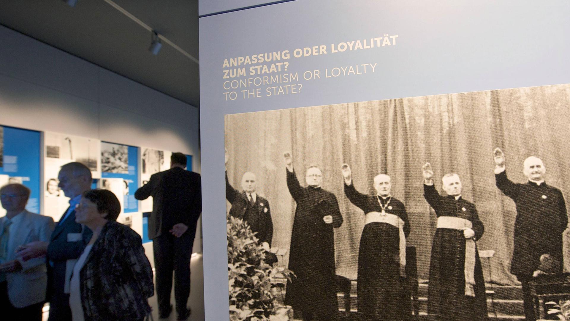 Ein Bild, auf dem kirchliche Würdenträger gezeigt werden, die die Hand zum Hitlergruß heben.