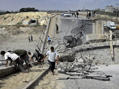 Vor dem Einmarsch in den Gazastreifen zerstörten israelische Kampfbomber diese Brücke in der Nähe von Gaza-Stadt.