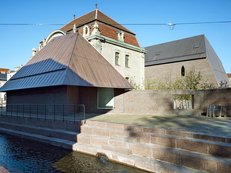 Modernes und historisches Gebäude an einem kleinen Kanal