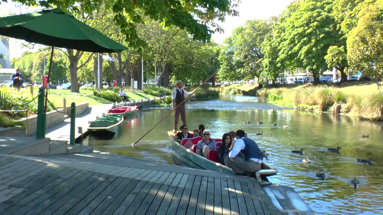 Boote mit Besuchern fahren über den Fluss Avon.