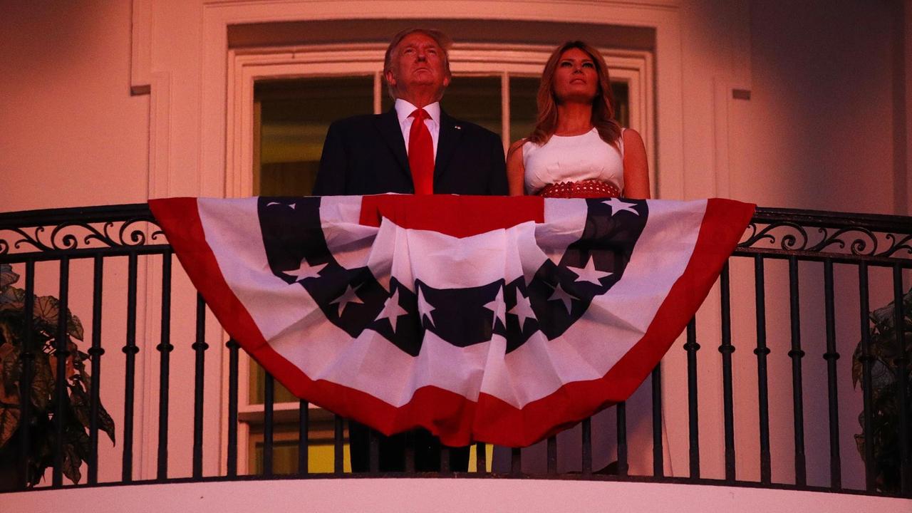 Donald Trump blickt mit Ehefrau Melania auf einem Balkon des Weißen Hauses auf das Feuerwerk anlässlich des Unabhängigkeitstages.