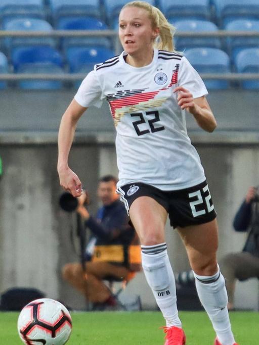 Turid Knaak führt im Spiel Deutschland gegen Schweden beim Algarve Cup 2020 den Ball