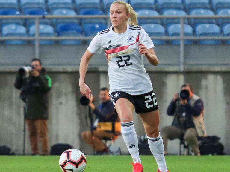 Turid Knaak führt im Spiel Deutschland gegen Schweden beim Algarve Cup 2020 den Ball