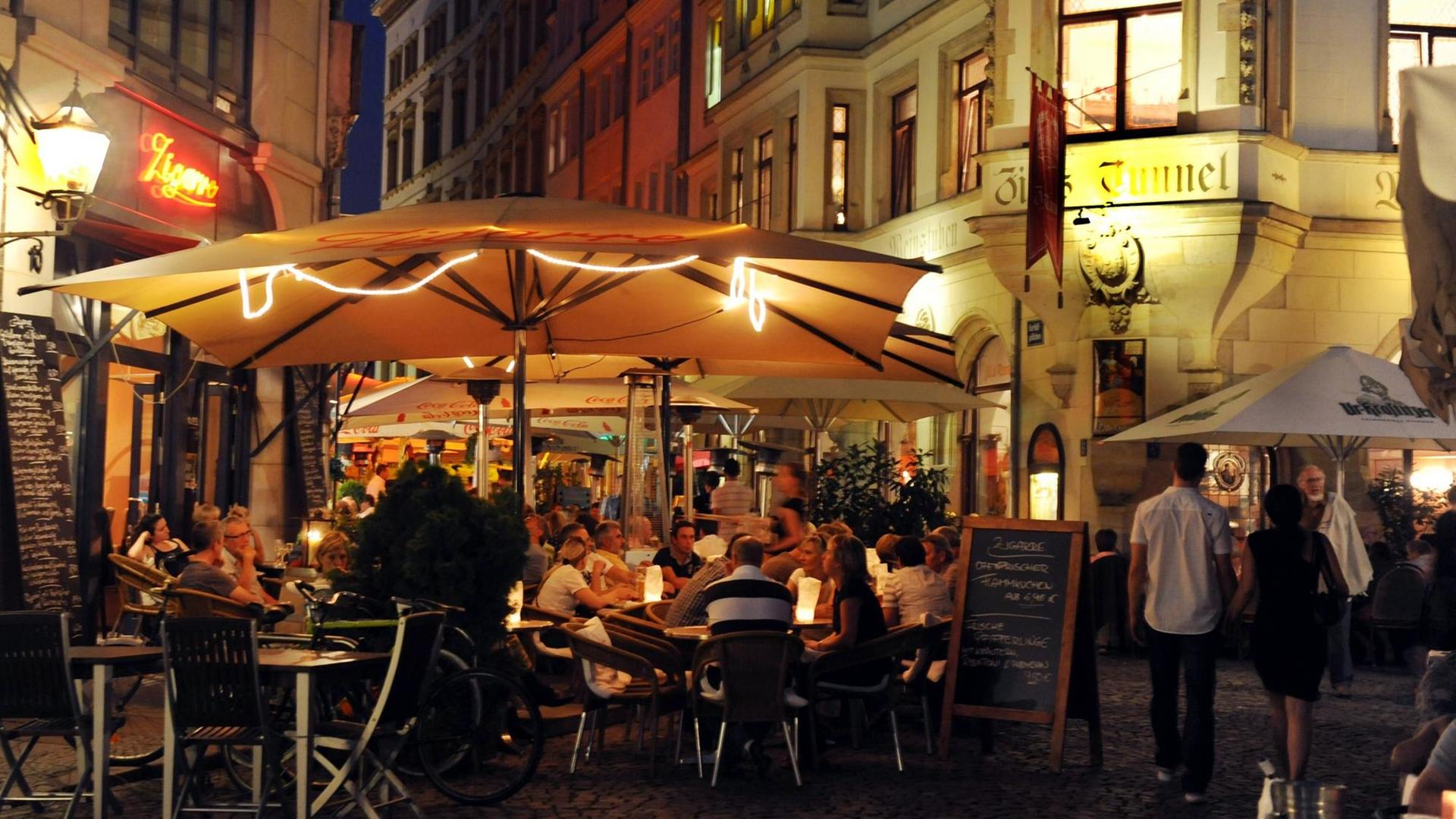 Barfußgässchen in der Innenstadt von Leipzig, in den Abend- und Nachtstunden.