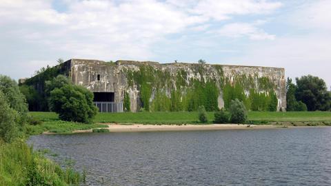Die Westseite (Weserseite) des Bunkers.