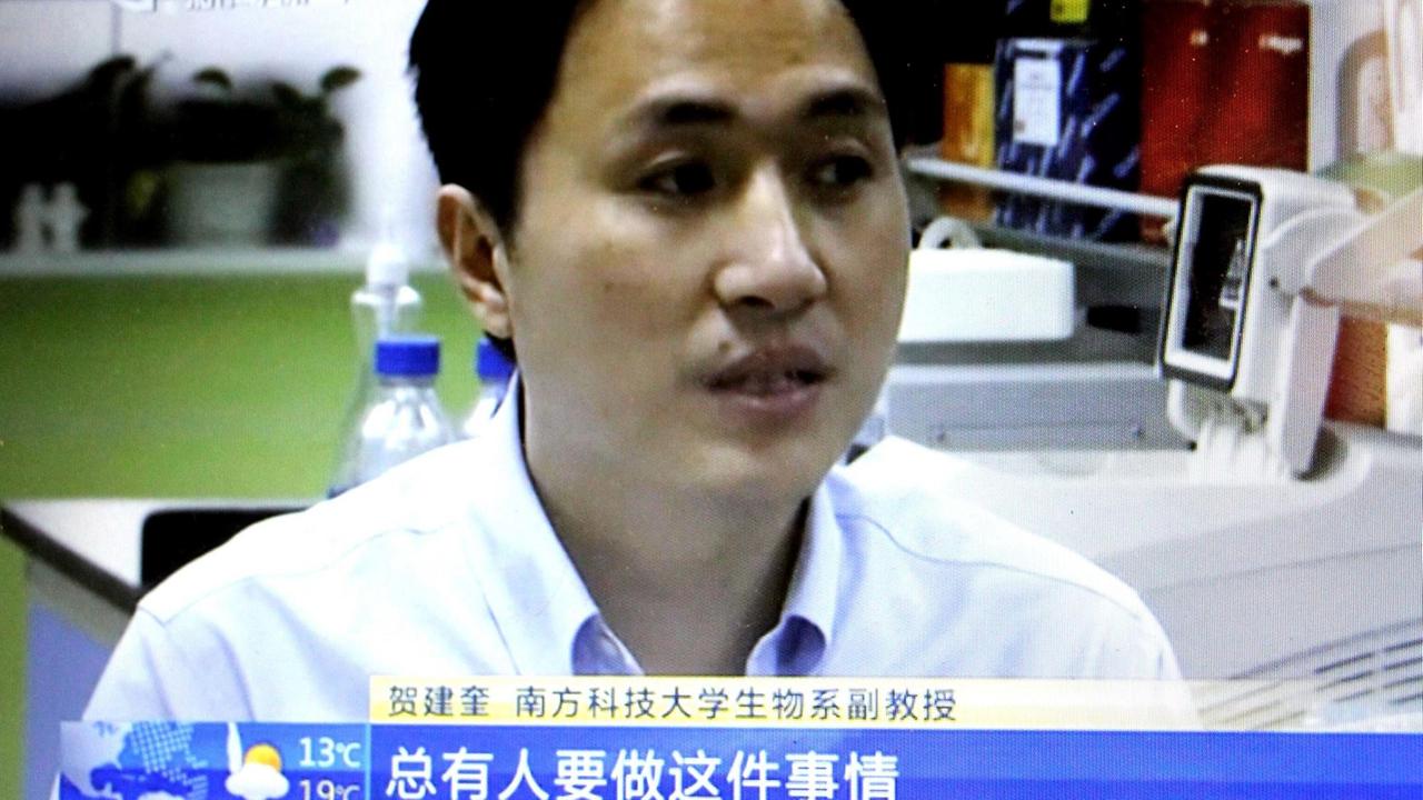 Auf diesem Screenshot spricht der chinesische Forscher He Jiankui während eines Interviews in der Stadt Shenzhen in der südchinesischen Provinz Guangdong. Die Behörden untersuchen, ob er tatsächlich zwei Babys gentechnisch manipuliert hat. Nach Angaben von He Jiankui wurde das Gen CCR5 der Zwillinge Lulu und Nana erfolgreich verändert.