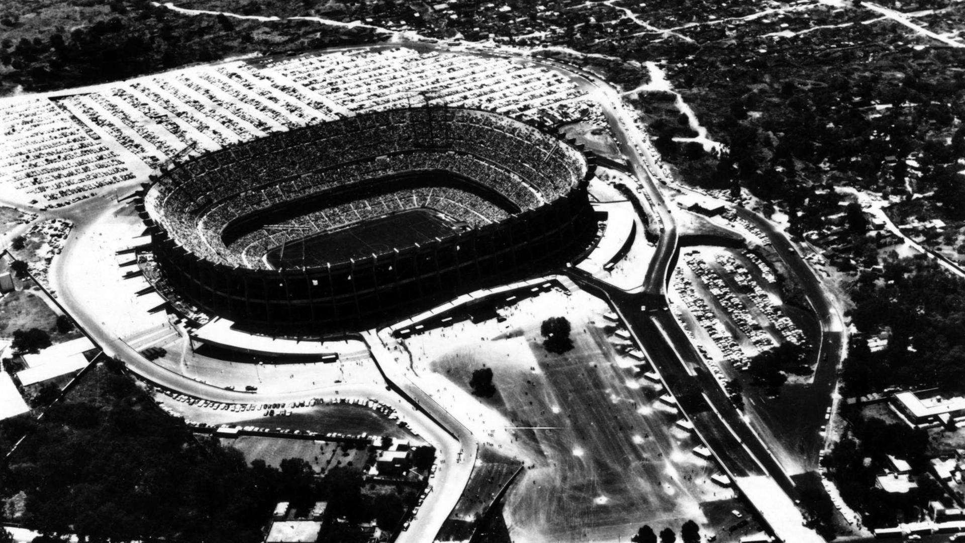 Das Foto zeigt das Aztekenstadion in Mexiko-Stadt am 23. November 1967 aus der Vogelperspektive.