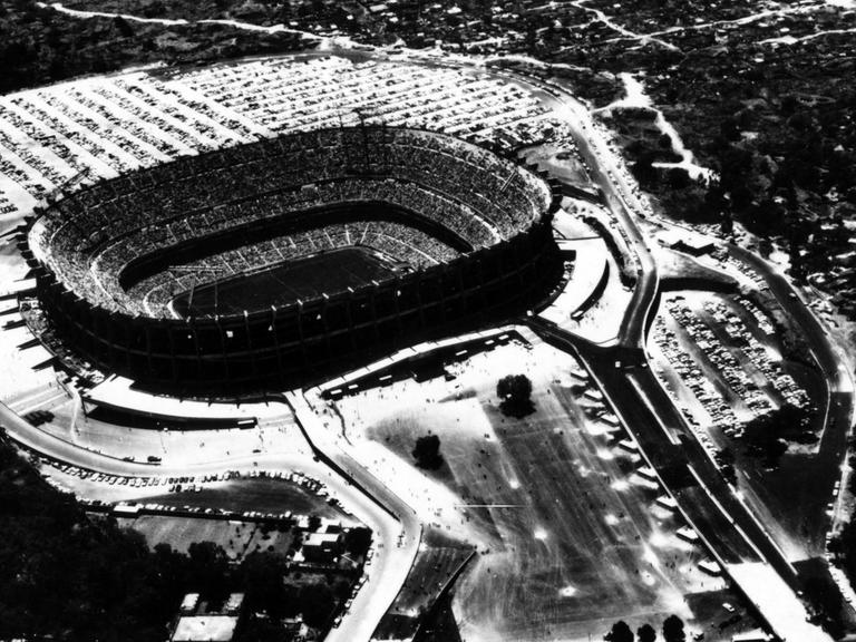 Das Foto zeigt das Aztekenstadion in Mexiko-Stadt am 23. November 1967 aus der Vogelperspektive.