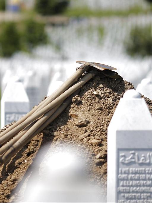 Schaufeln liegen auf einem Grab in Srebrenica.