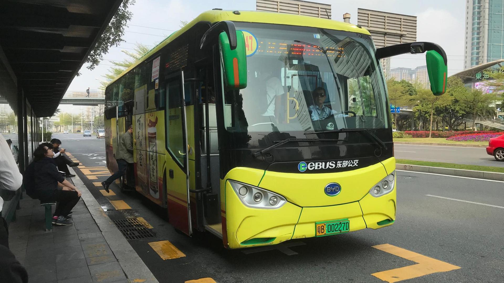 Ein Elektrobus hält an einer Haltestelle in Shenzhen / China.