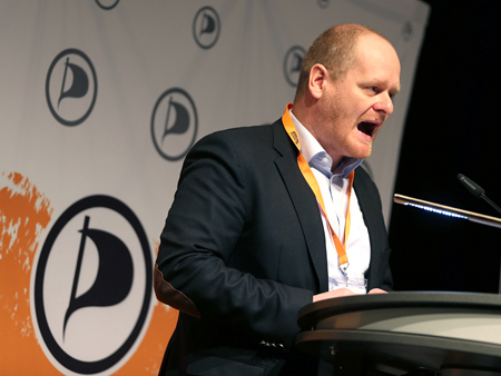 Der Vorsitzende der Piratenpartei, Bernd Schlömer, spricht auf dem Parteitag in Bochum