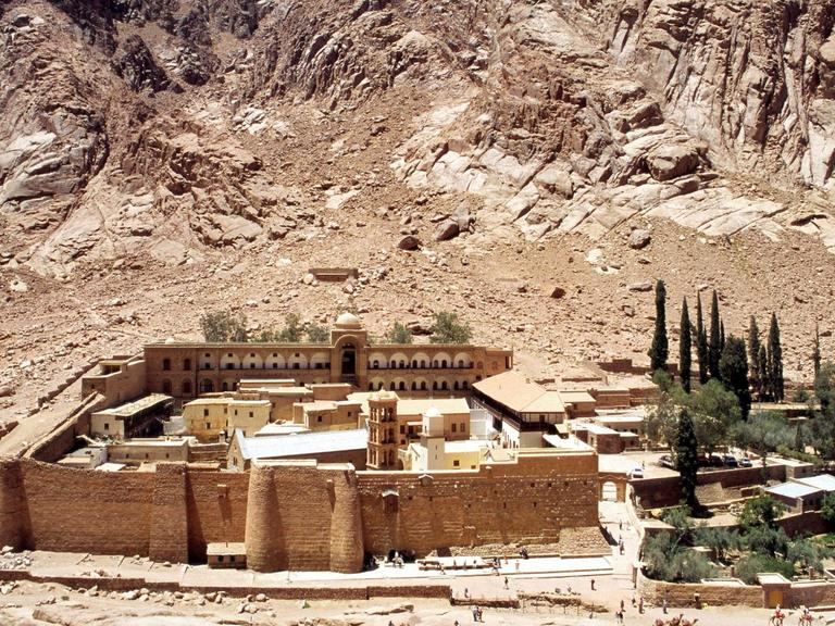 Das in der Bergwelt der Sinai-Halbinsel gelegene Katherinenkloser am Fuß des Mosesberges ist von Mauern umgeben