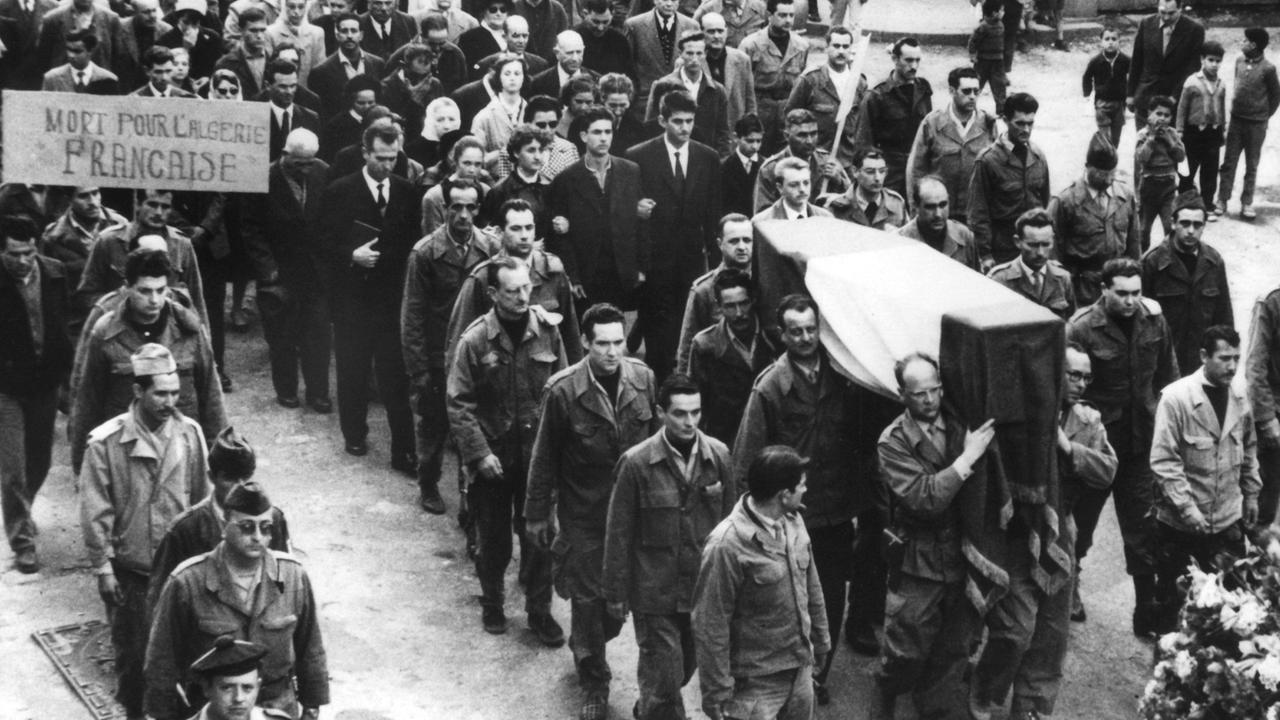 Algerien-Franzosen, Gegner der Unabhängigkeit Algeriens, tragen am 27. Januar 1960 in Algier einen gefallenen Kameraden zu Grabe. 