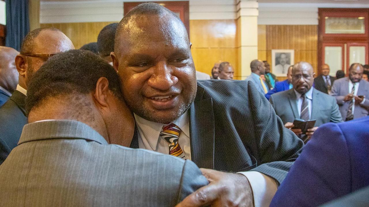 James Marape, Premierminister von Papua-Neuguinea, umarmt einen Unterstützer.
