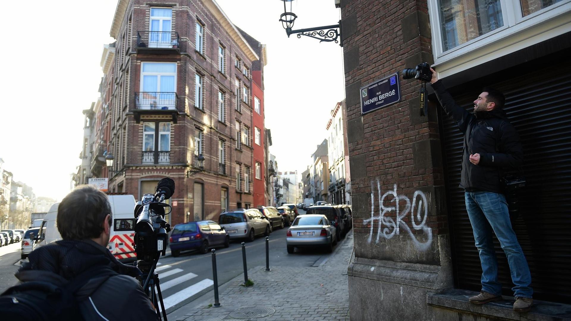 Journalisten nehmen Bilder in der Rue Henri Berge im Brüsseler Stadtteil Schaerbeek auf.