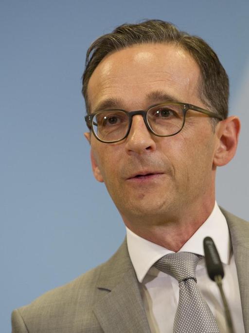 Bundesjustizminister Heiko Maas (SPD) äußert sich am 04.08.2015 in Berlin gegenüber Journalisten zur Affäre um die Landesverrats-Ermittlungen gegen Journalisten des Blogs Netzpolitik.org.