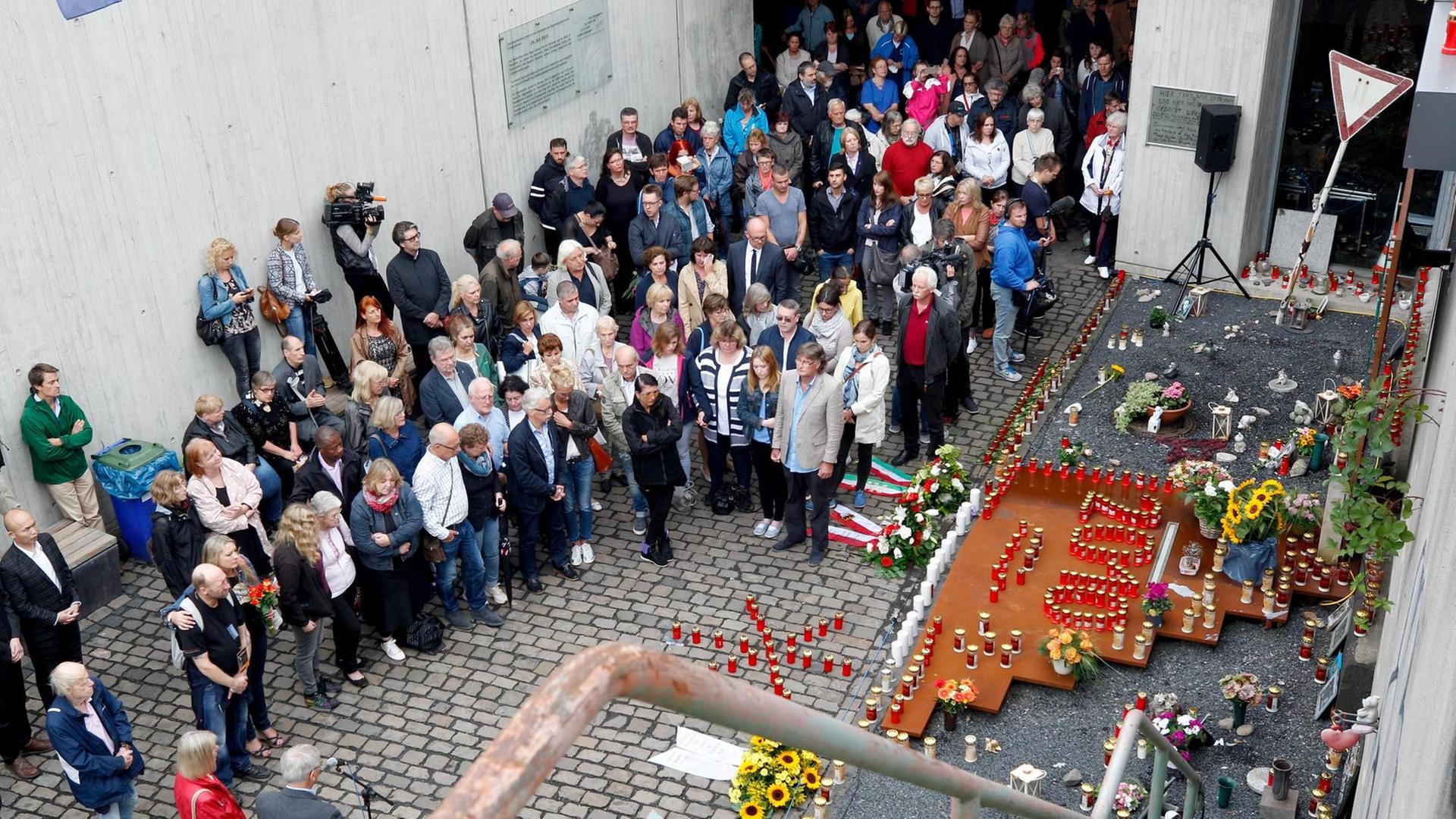 Trauernde besuchen in Duisburg (Nordrhein-Westfalen) die Gedenkveranstaltung zum Loveparade-Unglück. Die Menschen stehen reihum vor der Gedenkstätte an dem Tunnel, in welchem das Unglück am 24.07.2010 geschah.