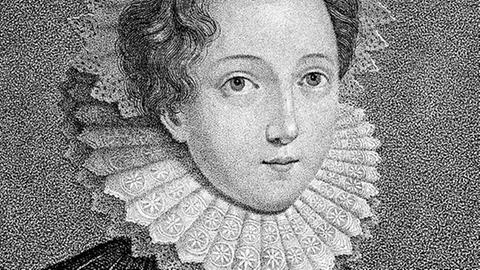 Die Königin von Schottland, Maria Stuart. Sie wurde am 8. Dezember 1542 in Linlithgow geboren und erbte schon mit sechs Tagen die schottische Krone von ihrem verstorbenen Vater Jakob V. Sie ist als Schlüsselfigur im politisch-konfessionellen Streit des 16. Jahrhunderts und wegen ihrer undurchsichtigen persönlichen Entscheidungen eine der schillernsten Personen der Weltgeschichte. Maria Stuart wurde nach 19 Jahren Haft in England durch Königin Elizabeth I. am 8. Februar 1587 in Fotheringhay hingerichtet.