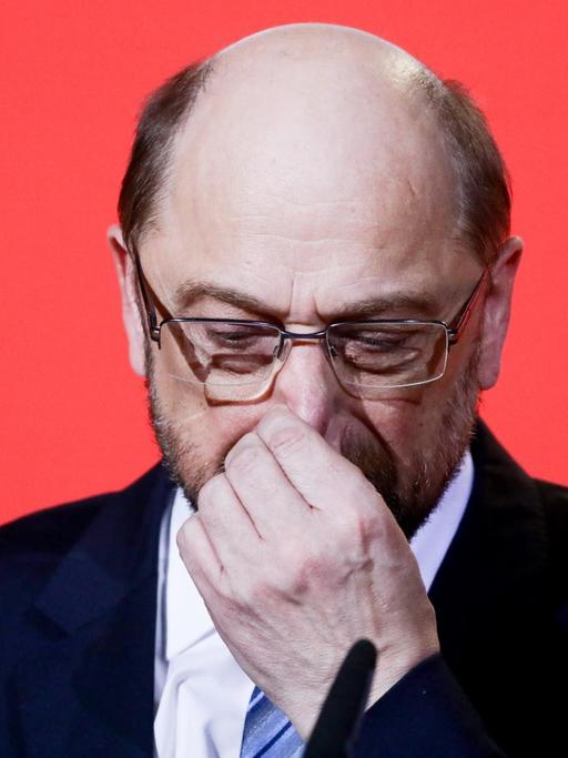 Der SPD-Parteivorsitzende Martin Schulz fasst sich auf einer Pressekonferenz an die Nase.