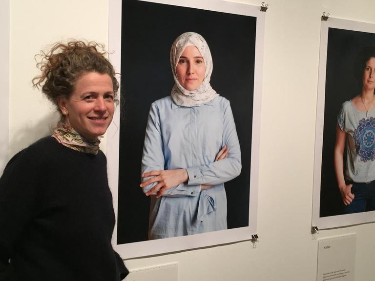 Fotografin Heike Steinweg vor Exponaten in der Ausstellung "Ich habe mich nicht verabschiedet" - Frauen im Exil.