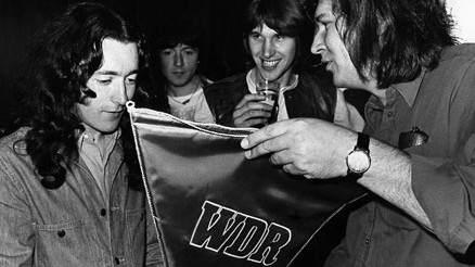 Die erste Rockpalast-Nacht: Rory Gallagher mit Alan Bangs (M) und Peter Rüchel (r). in der Essener Grugahalle.