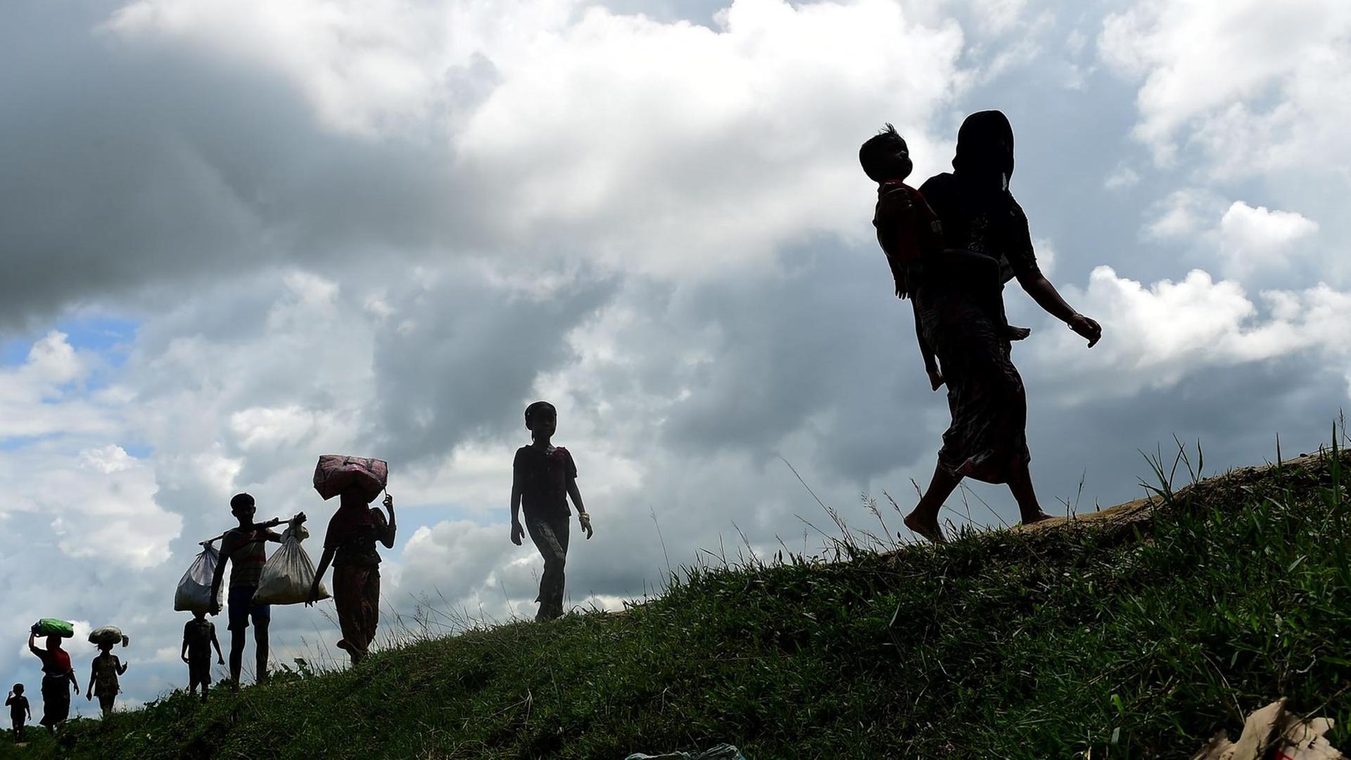 Das Bild zeigt Flüchtlinge der Rohingya in der Nähe der Stadt Teknaf in dem Land Bangladesch.