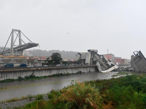 Blick auf die Trümmer der eingestürzten Morandi-Autobahnbrücke.