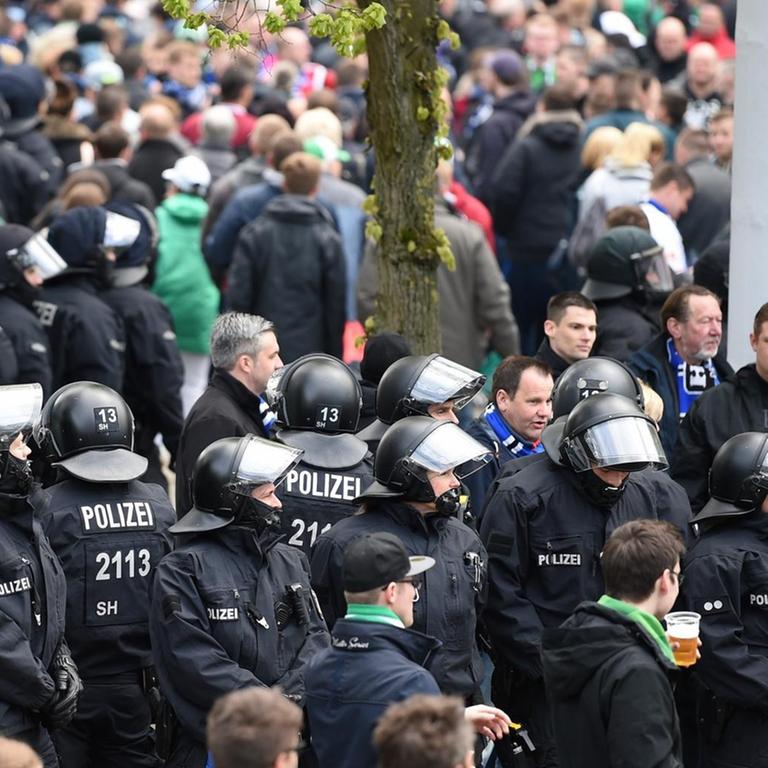 Polizisten stehen am 16.04.2017 am Weserstadion in Bremen.