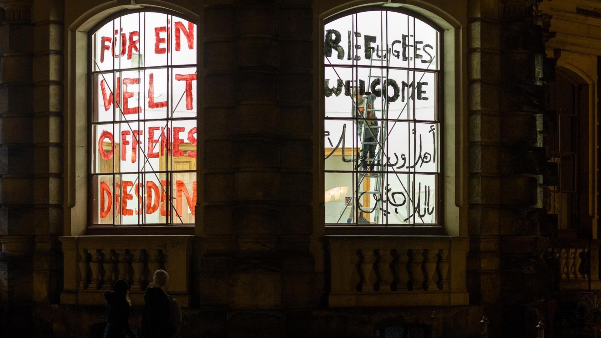 Studenten der Hochschule für Bildene Künste (HfBK) protestieren am 12.01.2015 in ihrem Haus mit den Sprüchen "Für ein weltoffenes Dresden" und "Refugees welcome" gegen eine Kundgebung der Pegida am 12.01.2015 in Dresden (Sachsen). Studenten der Hochschule für Bildene Künste (HfBK) protestieren am 12.01.2015 in ihrem Haus mit den Sprüchen "Für ein weltoffenes Dresden" und "Refugees welcome" gegen eine Kundgebung der Pegida am 12.01.2015 in Dresden (Sachsen).