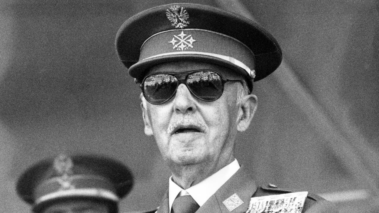 Der spanische Diktator General Francisco Franco am 26.05.1974 in Madrid. Im Hintergrund der spanische Thronanwärter und spätere König Juan Carlos. |