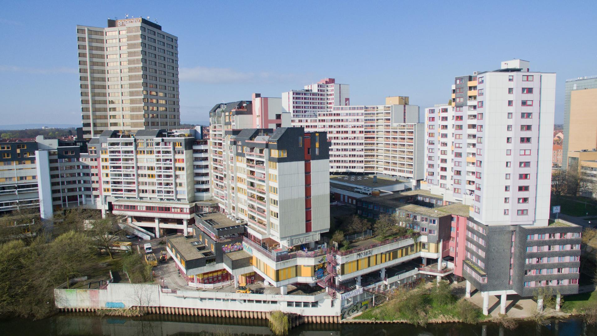 Das Ihme-Zentrum in Hannover (Niedersachsen), aufgenommen aus der Luft am 08.04.2016. Eine Berliner Immobiliengesellschaft hatte Hannovers Problem-Hochhaus, das Ihme-Zentrum, im Jahr 2015 ersteigert und eine umfangreiche Sanierung angekündigt. Foto: Julian Stratenschulte/dpa