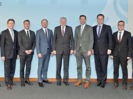 HANDOUT - Die undatierte Aufnahme zeigt Horst Seehofer (M, CSU), Minister für Inneres, Bau und Heimat, zusammen mit den Staatssektretären Helmut Teichmann (l-r), Klaus Vitt, Gunther Adler, Marco Wanderwitz, Stephan Mayer, Günter Krings, Hans-Georg Engelke und Markus Kerber. Foto: /Bundesministerium des Innern, für Bau und Heimat/dpa - ACHTUNG: Nur zur redaktionellen Verwendung und nur mit vollständiger Nennung des vorstehenden Credits |