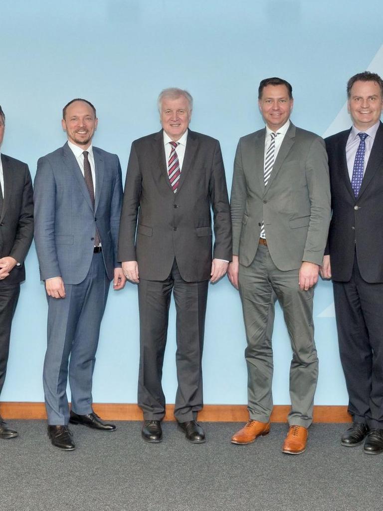 HANDOUT - Die undatierte Aufnahme zeigt Horst Seehofer (M, CSU), Minister für Inneres, Bau und Heimat, zusammen mit den Staatssektretären Helmut Teichmann (l-r), Klaus Vitt, Gunther Adler, Marco Wanderwitz, Stephan Mayer, Günter Krings, Hans-Georg Engelke und Markus Kerber. Foto: /Bundesministerium des Innern, für Bau und Heimat/dpa - ACHTUNG: Nur zur redaktionellen Verwendung und nur mit vollständiger Nennung des vorstehenden Credits |