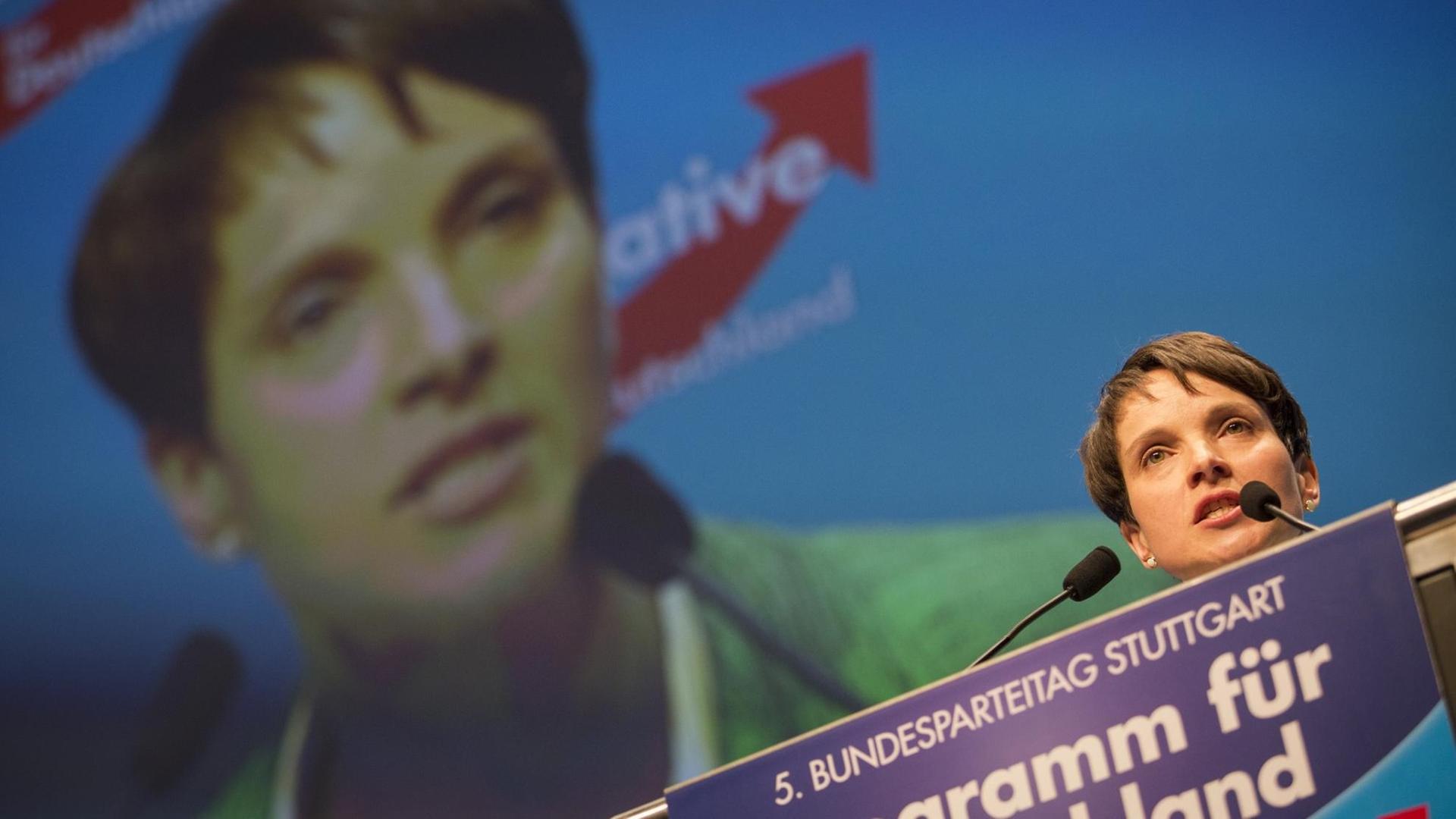Frauke Petry, Parteivorsitzende der AfD spricht am 30.04.2016 beim Bundesparteitag der Alternative f