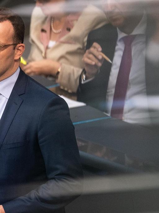 Jens Spahn (CDU), Bundesgesundheitsminister, steht während einer Befragung der Regierung im Plenarsaal.