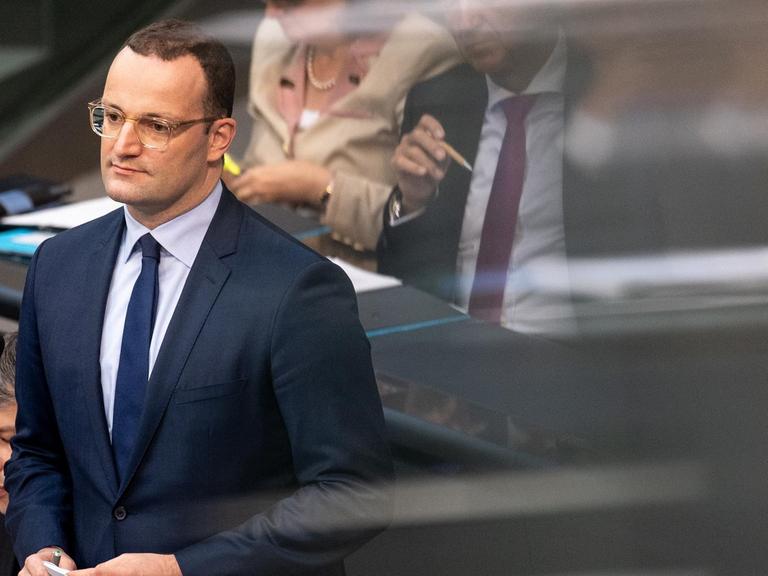 Jens Spahn (CDU), Bundesgesundheitsminister, steht während einer Befragung der Regierung im Plenarsaal.