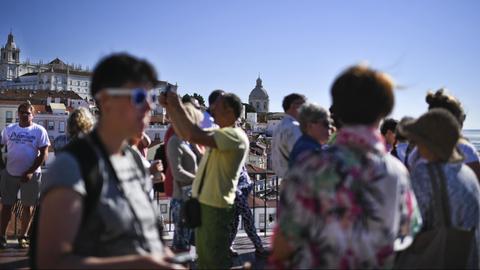 Touristen fotografieren am Aussichtspunkt Portas do Sol in der Altstadt von Lissabon
