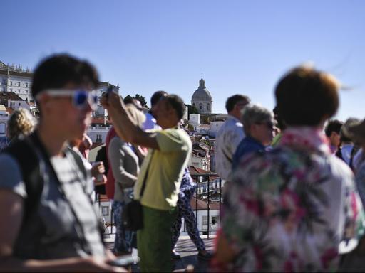 Touristen fotografieren am Aussichtspunkt Portas do Sol in der Altstadt von Lissabon