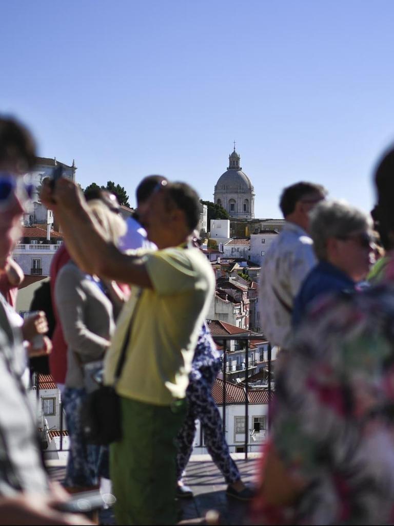 Touristen fotografieren am Aussichtspunkt Portas do Sol in der Altstadt von Lissabon