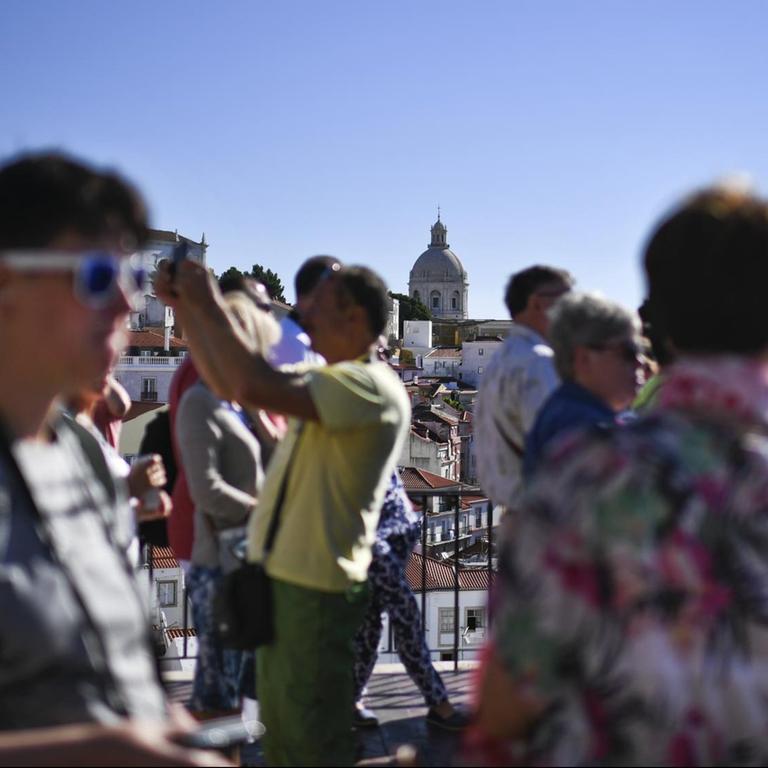 Touristen am Aussichtspunkt Portas do Sol in der Altstadt von Lissabon